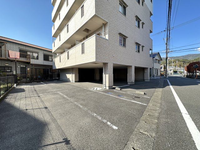 イターナルの駐車場