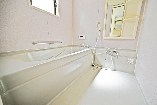 大阪市淀川区塚本５丁目中古戸建│3LDK＋駐車1台可の浴室|ゆとりのある浴室のため、清潔感の中でゆったりとくつろぎの入浴が可能です。
