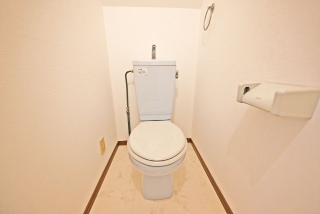 大阪市淀川区塚本５丁目中古戸建│3LDK＋駐車1台可のトイレ|シンプルで無駄のないデザインはお掃除もしやすいです。