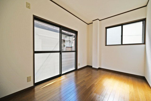 大阪市淀川区塚本５丁目中古戸建│3LDK＋駐車1台可の洋室|洋室①約5帖
シンプルな内装でまとめられた居室は、お好みの家具やインテリアが映える空間です。