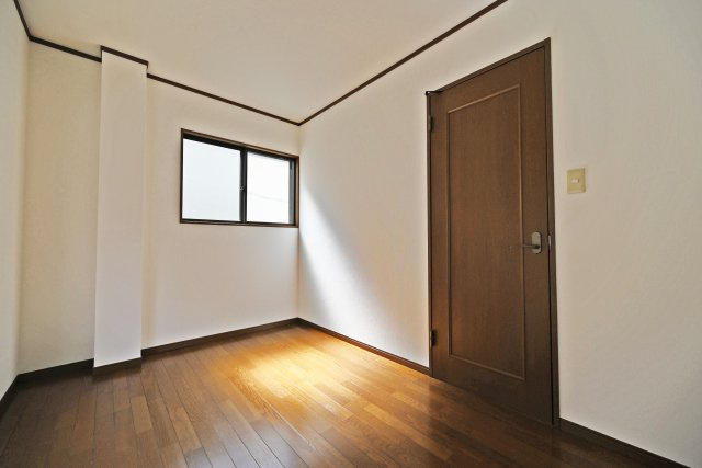 大阪市淀川区塚本５丁目中古戸建│3LDK＋駐車1台可の洋室|ライフスタイルに合わせてベッドや収納家具をレイアウトしやすい、使い勝手の良い居室です。