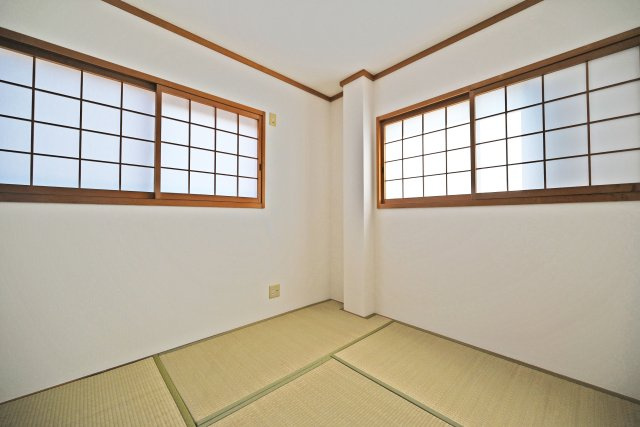 大阪市淀川区塚本５丁目中古戸建│3LDK＋駐車1台可の和室|和室約4.5帖
2面採光・通風の窓配置で、風が心地よく抜けるお和室です。