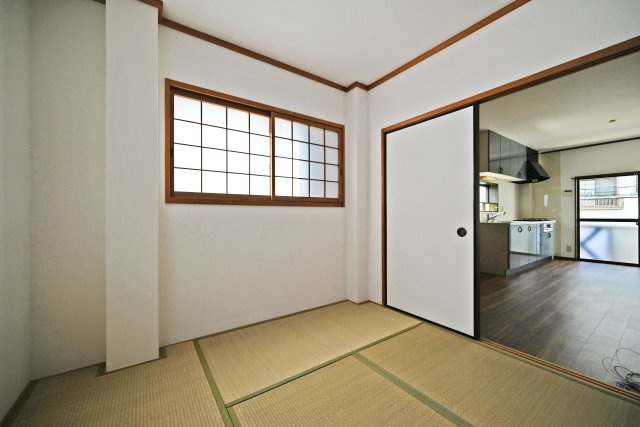 大阪市淀川区塚本５丁目中古戸建│3LDK＋駐車1台可の和室|引き戸を閉めることで和室とリビングを分離でき、急な来客にも対応しやすい間取りです。