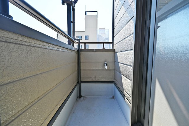 大阪市淀川区塚本５丁目中古戸建│3LDK＋駐車1台可のバルコニー|2ヶ所にバルコニーを設けているため、洗濯物の量が多い日でもゆとりを持って干すことができます。