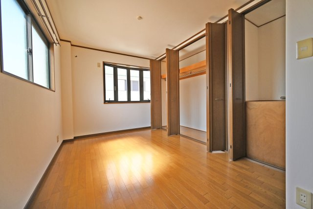 大阪市淀川区塚本５丁目中古戸建│3LDK＋駐車1台可の寝室|洋室約7帖
大型のベッドや収納家具も、ゆったりとレイアウトできます。奥行きのある出窓が設けられており、室内をより広く感じられます。