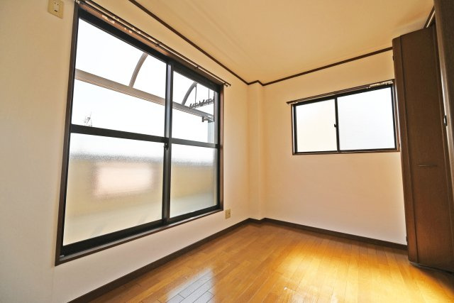 大阪市淀川区塚本５丁目中古戸建│3LDK＋駐車1台可の子供部屋|洋室②約5帖
お子さまの成長に合わせて、学習机やベッドを無理なくレイアウトできる居室です。