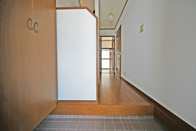 大阪市淀川区塚本５丁目中古戸建│3LDK＋駐車1台可の玄関|玄関はゆとりある広さを確保し、靴の脱ぎ履きがしやすい設計です。