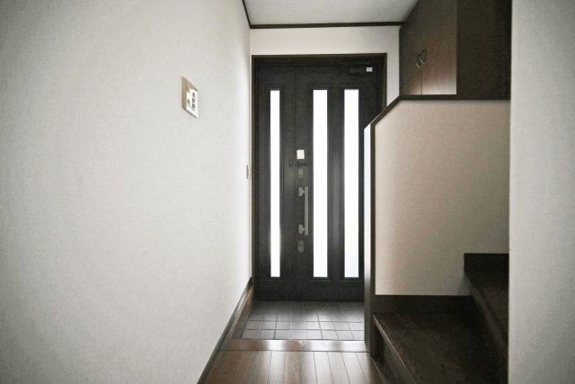 大阪市淀川区塚本５丁目中古戸建│3LDK＋駐車1台可の玄関|シューズボックスを備えており、玄関まわりをすっきりと保てます。