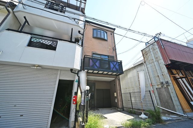 大阪市淀川区塚本５丁目中古戸建│3LDK＋駐車1台可の外観|周辺にスーパー・コンビニがあり、生活施設が身近にそろった利便性の高い住環境です。