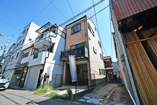 大阪市淀川区塚本５丁目中古戸建│3LDK＋駐車1台可の外観|ご不明な税金・諸費用についても丁寧にサポートいたします。現地見学で、住まいのイメージやご希望をぜひお聞かせください。