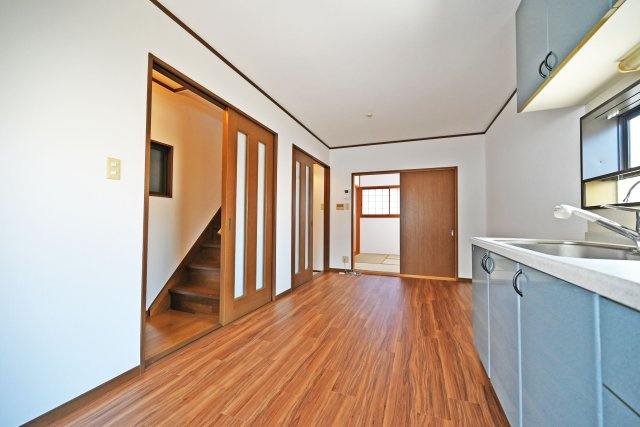 大阪市淀川区塚本５丁目中古戸建│3LDK＋駐車1台可の居間・リビング|LDK約9帖
家具の配置自由度が高く、お好みのインテリアコーディネートを楽しめる空間です。