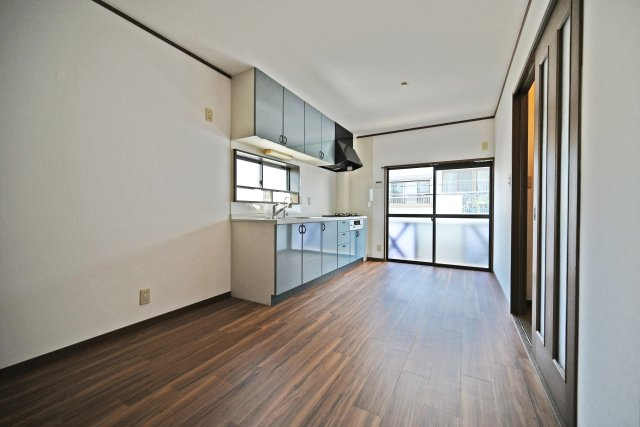 大阪市淀川区塚本５丁目中古戸建│3LDK＋駐車1台可のダイニング|キッチンとリビングに一体感を持たせ、家族のコミュニケーションがとりやすい設計です。