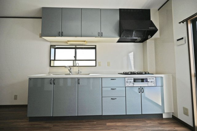 大阪市淀川区塚本５丁目中古戸建│3LDK＋駐車1台可のキッチン|壁付タイプのキッチンで作業に集中できるので、毎日の調理も快適に行えます。