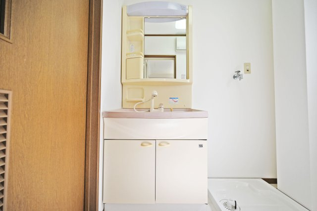 大阪市淀川区塚本５丁目中古戸建│3LDK＋駐車1台可の独立洗面台|洗面台下に収納スペースがあり、洗面道具や洗剤類のストックに便利です。