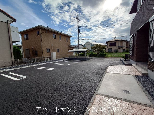 ノイエハイマートの駐車場