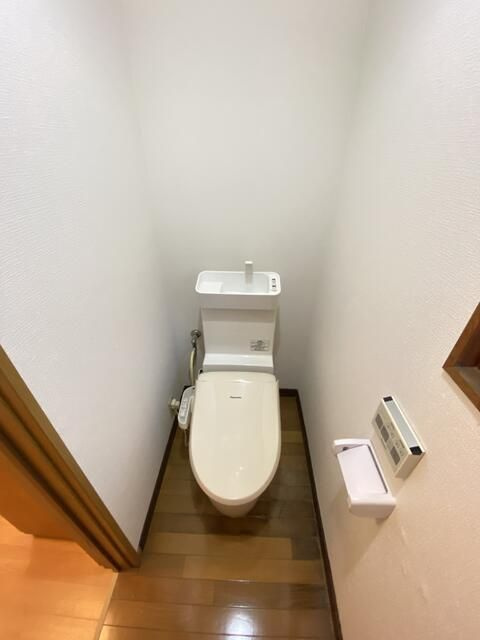 西子飼戸建のトイレ