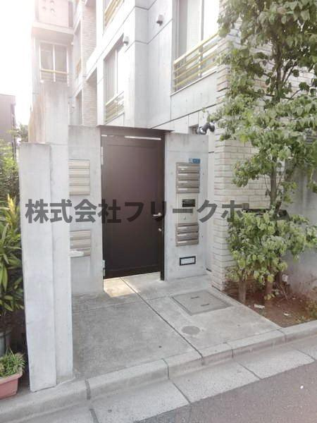 三鷹市下連雀４丁目の賃貸マンションのエントランス