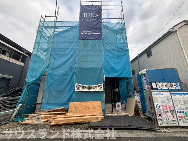 八王子市元本郷町の外観|南側に面した大きな窓から、たっぷりと自然光が降り注ぐ明るいリビングが期待できます。建物の構造を直接確認できるのは建築中ならではのメリットです。快適な住まいの完成に向けて丁寧な工事が進められています。