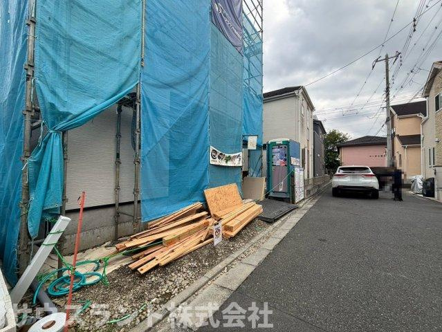 八王子市元本郷町の前面道路含む現地写真|建築中の現地の様子です。前面道路との高低差がないため、ベビーカーや自転車の出し入れがスムーズに行えます。周辺は背の高い建物が少なく、空が広く感じられる見晴らしの良さもこの物件の魅力的なポイントです。