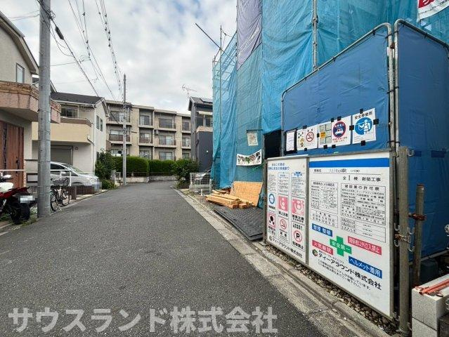 八王子市元本郷町の前面道路含む現地写真|見通しの良い前面道路の様子です。車のすれ違いがしやすい道幅があり、運転が苦手な方でも落ち着いて駐車ができます。歩行者や自転車の姿も確認しやすいため小さなお子様が外に出る際も安全に配慮された環境です。