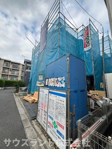 八王子市元本郷町の前面道路含む現地写真|建物の前面には障害物が少なくゆったりとしたスペースが広がっています。お引越し後の家具の搬入や大きなお買い物をした際も荷物の出し入れがしやすい環境です。足場が外れた後の完成した姿が待ち遠しくなります。