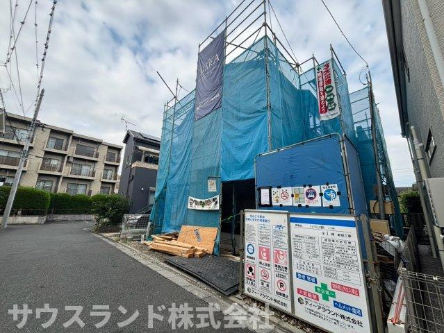 八王子市元本郷町の前面道路含む現地写真|現地周辺は閑静な住宅街で、落ち着いた環境の中で子育てをしたいご家庭におすすめです。交通量も比較的少なく夜間も静かにお休みいただけます。周辺の街並みと調和した完成後のきれいな外観を想像できる一枚です。