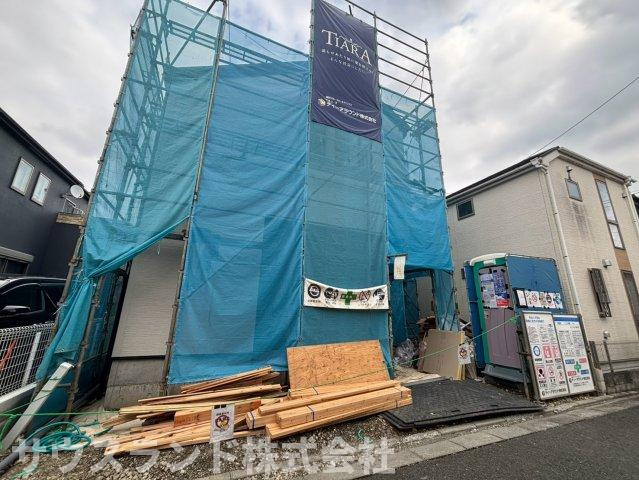 八王子市元本郷町の外観|離れた位置から見た建物の全体像です。周辺の住宅との間隔もしっかりと取られており、プライバシーを保ちながら風通しの良い生活が送れます。開放感のある立地でのびのびと子育てをしたいご家庭にぴったりです。