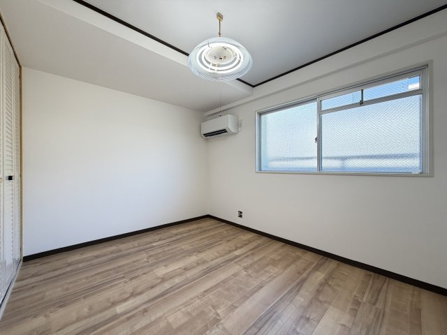 アベニュー西長居の洋室