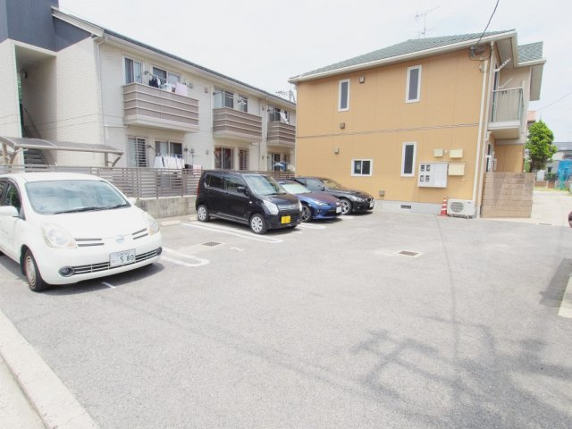 ウィングス緑井　B棟の駐車場