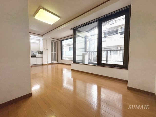 菊池ビルの居間・リビング|別角度から見た居室です☆