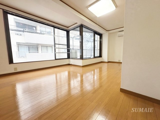 菊池ビルの居間・リビング|玄関側からみた居室です☆