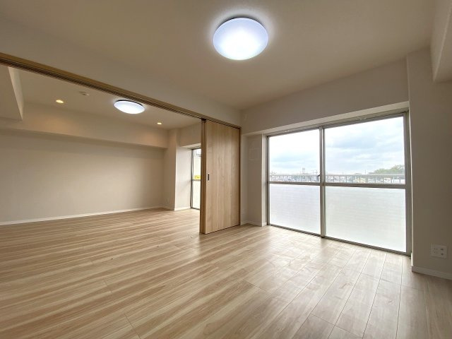 第壱春日部サンハイツの洋室|【6.2帖の洋室】主寝室としても十分な広さのあるお部屋です。ダブルベッドやデスクなどを置いてもゆとりがあり、一日の終わりにゆったりと寛げます。収納も充実しておりお部屋をスッキリ保てます。