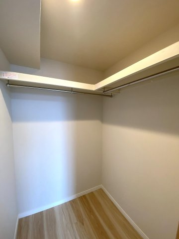 第壱春日部サンハイツの収納|【大容量ウォークインクローゼット】お洋服はもちろん、スーツケースや季節ものの衣類までまとめてすっきり収納できます。お部屋の中に大きな家具を置かずに済むため、生活空間をより広々と使えます