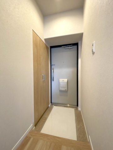 第壱春日部サンハイツの玄関|【家の顔となる清潔感あふれる玄関】広さも十分にあり、毎日の出入りやゲストの迎え入れもスムーズです。シューズボックスを備えており、家族全員の靴をキレイに収納してお部屋をすっきり保てます。