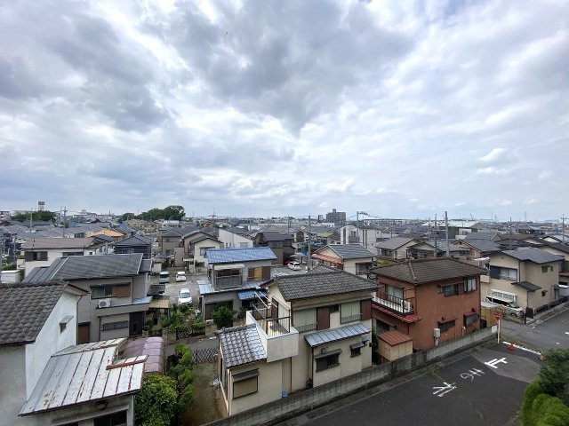 第壱春日部サンハイツの展望|【開放的な眺望が広がるロケーション】周囲に高い建物がなく、爽やかな空と景色を一望できる素晴らしいロケーションです。心地よい風が通り抜け、日々の暮らしに心地よい開放感をもたらしてくれます。