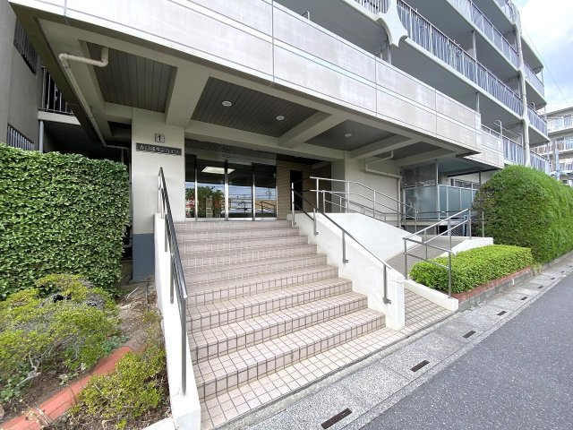第壱春日部サンハイツ|【マンションの顔となるエントランスアプローチ】綺麗に整備されたアプローチは住まう人や訪れる人を優しく迎え入れます。管理が行き届いた清潔感あふれる空間で、毎日の帰宅時にも安心感と心地よさを実感できます。