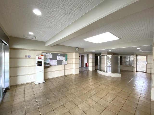 第壱春日部サンハイツのエントランス|【品格漂う開放的なエントランスホール】広々としたエントランスホールは清掃が行き届いており、美しく保たれています。防犯性にも配慮された安心の設計で、住民の快適で安全な暮らしをしっかりと守ります。