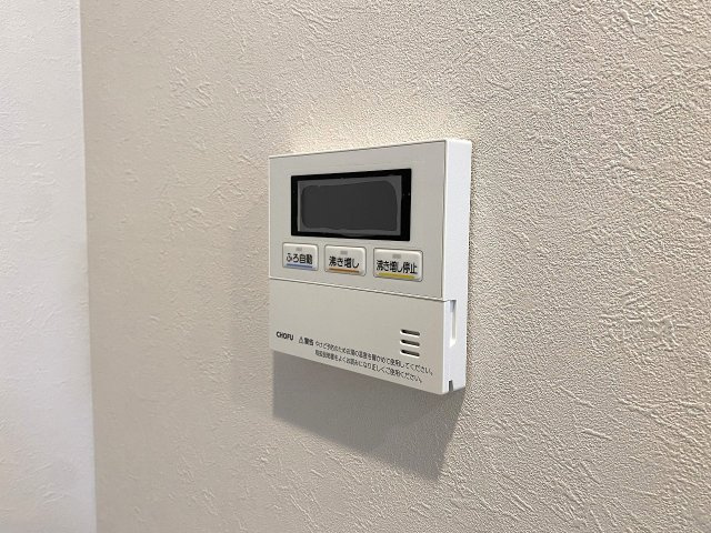 第壱春日部サンハイツの発電・温水設備|【いつでも温かいお風呂が楽しめる追い炊き機能】ボタンひとつでお好みの湯温に温め直せるため、生活時間が異なるご家族でも快適に入浴できます。毎日のバスタイムをより快適に、経済的にサポートします。