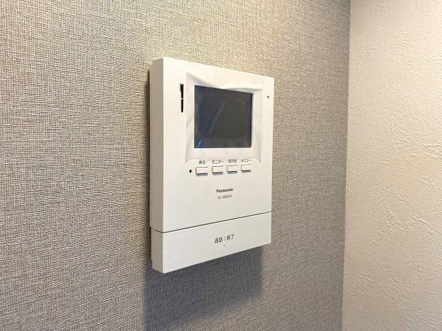 第壱春日部サンハイツのセキュリティ|【防犯面に優れたTVモニター付きインターホン】室内から訪問者の顔をしっかり確認できるため、お子様のお留守番や急な来客時にも安心です。セキュリティ面でも快適で安心感のある生活空間を提供いたします。