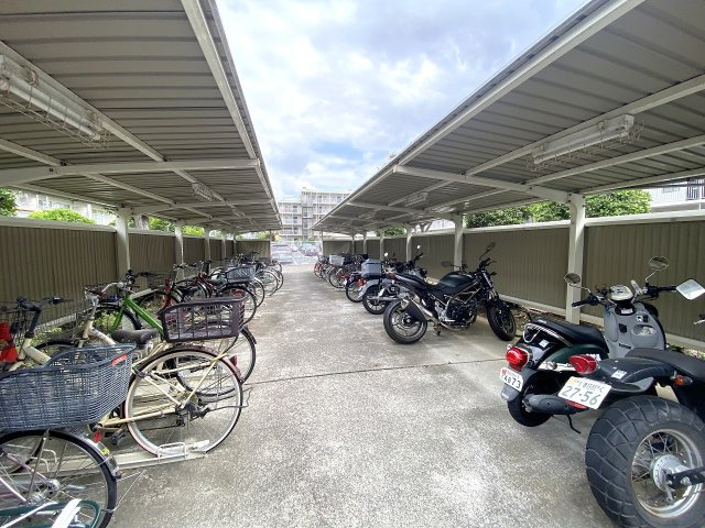 第壱春日部サンハイツの駐輪場|【雨から守る屋根付き駐輪場】しっかりとした屋根がついており、雨風による劣化から大切な自転車を守れます。整理整頓が行き届いており、毎日の通勤・通学時にも気持ちよくスムーズにご利用いただけます。