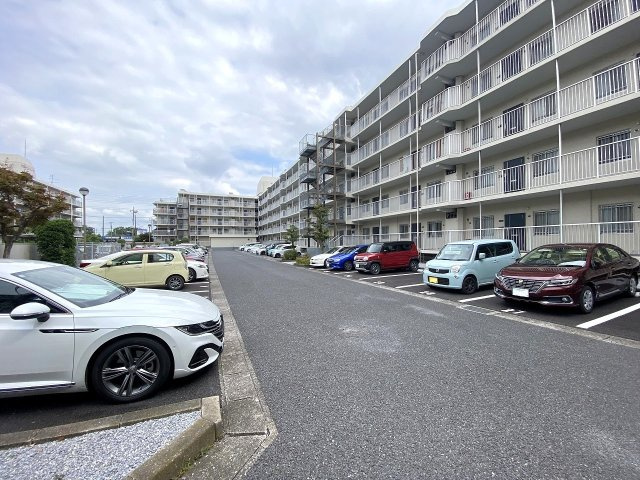 第壱春日部サンハイツの駐車場|【敷地内に確保された平置き駐車場】お車をお持ちの方も安心の敷地内駐車スペースです。荷物の多い日や雨の日でも移動がスムーズで、日常のフットワークを軽快にサポートしてくれる快適な住生活環境です。