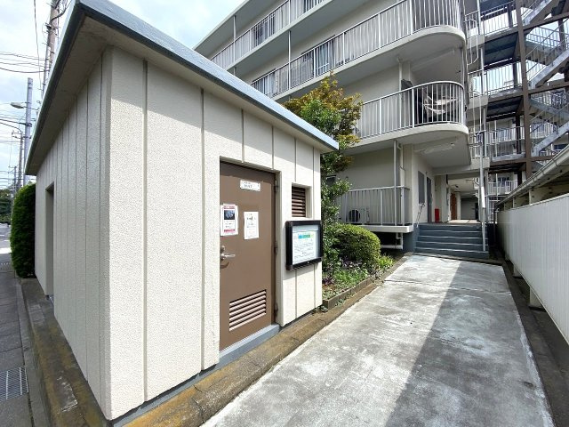 第壱春日部サンハイツのその他共用部分|【綺麗に管理された敷地内ゴミ捨て場】しっかりと囲いが設置されており、衛生面や防犯面にも配慮された共用ゴミ集積場です。管理体制が行き届いており、日々の生活を気持ち良く快適に過ごしていただけます。