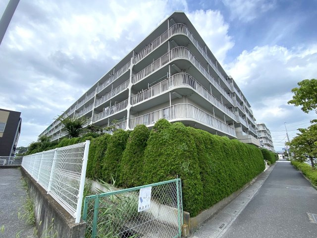第壱春日部サンハイツの外観|【洗練された重厚感のある外観】管理体制が良好で、美しく保たれた綺麗なマンションです。落ち着いた周辺環境に馴染むスタイリッシュなデザインで、住むほどに愛着と誇りを感じられるステキな佇まいです。
