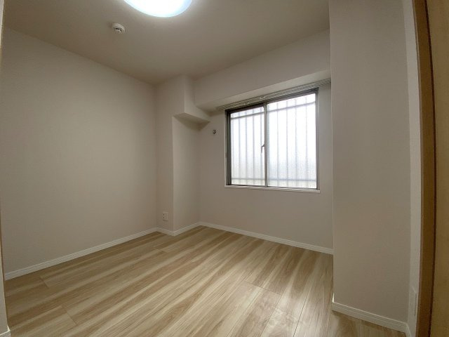 第壱春日部サンハイツの寝室|【4.1帖の洋室】コンパクトながらも使い勝手の良いお部屋です。書斎やワークスペース、趣味の部屋や衣装部屋など、ライフスタイルに合わせて多様に活用できます。プライベートな時間を快適に過ごせます。