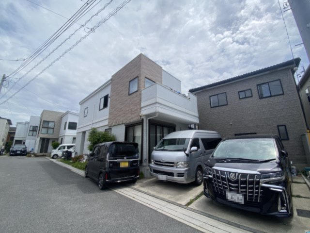 草加市新里町　中古戸建ての前面道路含む現地写真
