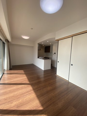 新潟市中央区笹口１丁目の賃貸マンションの居間・リビング