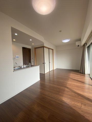 新潟市中央区笹口１丁目の賃貸マンションの居間・リビング