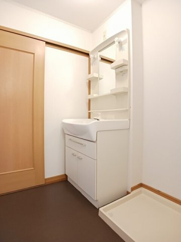 コゥジィーコートＢの洗面所|広い洗面スペース