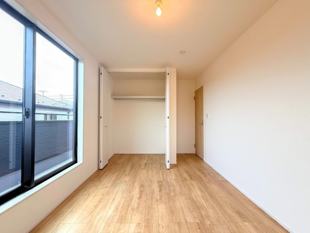 南区六ッ川3丁目　新築戸建ての洋室|◆柔らかい陽光が差し込む明るいお部屋を演出する設計。彩光の取れる窓が気持ちの良いお部屋を創り上げます。