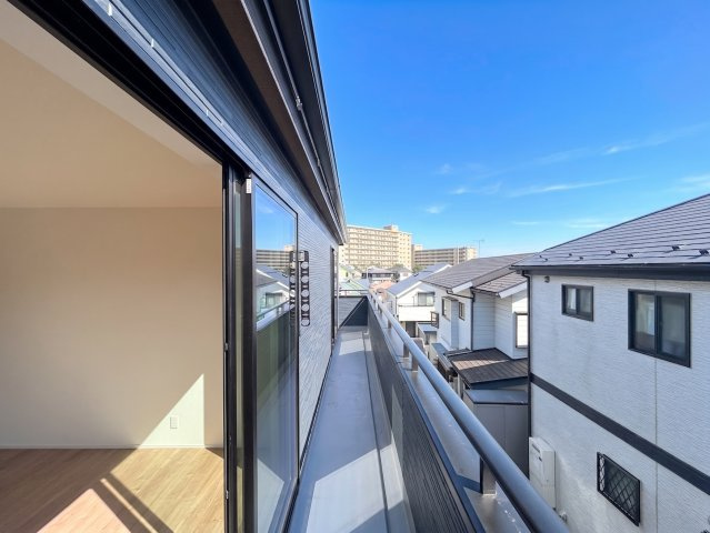 南区六ッ川3丁目　新築戸建てのバルコニー|◆広いバルコニーは寝室と子供部屋からアクセスできる2WAY動線。お布団も洗濯物もたくさん干せます！！